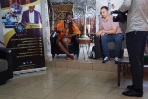 Les délices culinaires camerounais présentés par les journalistes culturels du Cameroun au chef Thomas Fournier