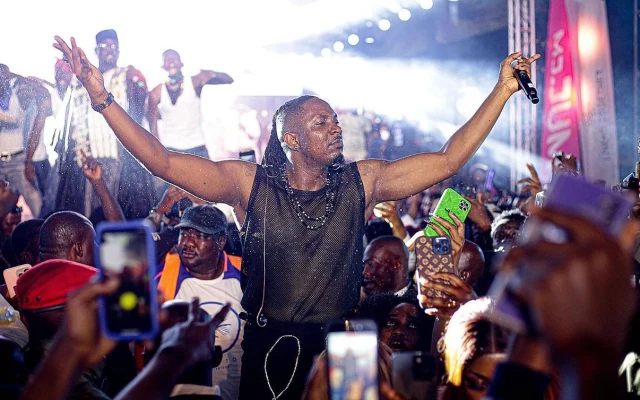 Stanley Enow et ses amis font vibrer le Stade Militaire de Yaoundé lors de la clôture du Living Together Festival.