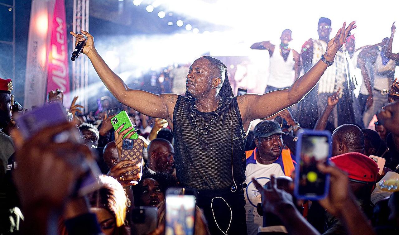 Stanley Enow et ses amis font vibrer le Stade Militaire de Yaoundé lors de la clôture du Living Together Festival.